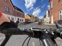 På Kongebrovej er der lavet et forløb af vejen som sikre langsom hastighed af køretøjer: vejbelægning, chikaner og beplantning. I forbindelse med chikanerne er der lavet en lille ”lomme” for cyklister, så cyklende ikke skal i konflikt med biler der er på vej igennem chikanerne. Pga. parkerede biler er disse ”lommer” ofte blokerede. Det gør at en eller stille og god vej bliver småfarligt at færdes.